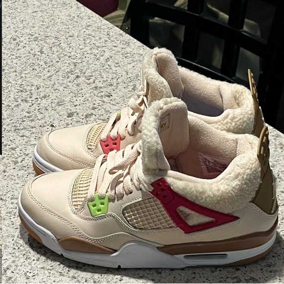 Jordan 4 Retro "Wild Things" sneakers. Gently worn and in great condition. - Picture 4 of 8